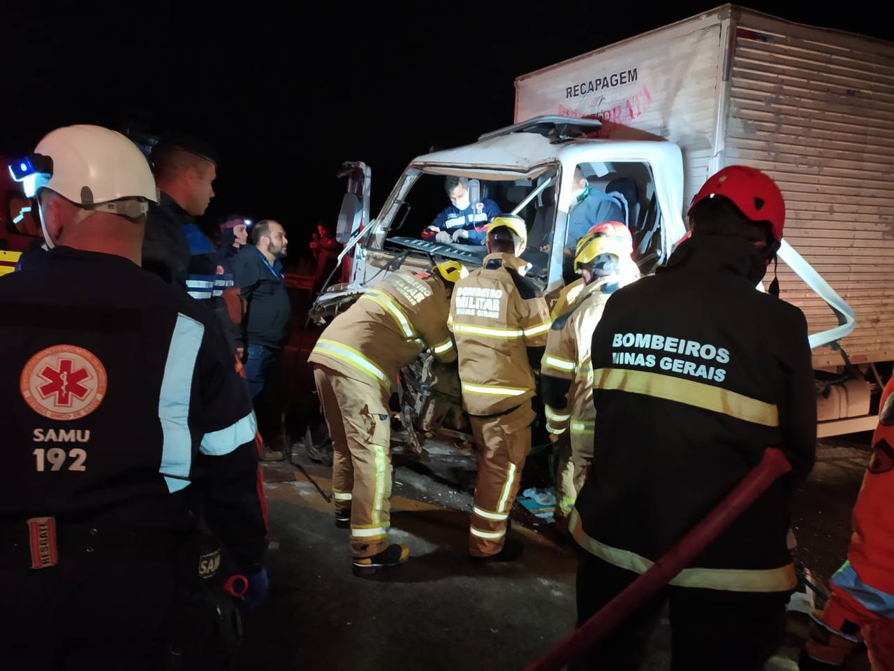 Batida entre caminhões deixa quatro pessoas feridas na MG-262, em Mariana - Foto: Divulgação/CBMMG