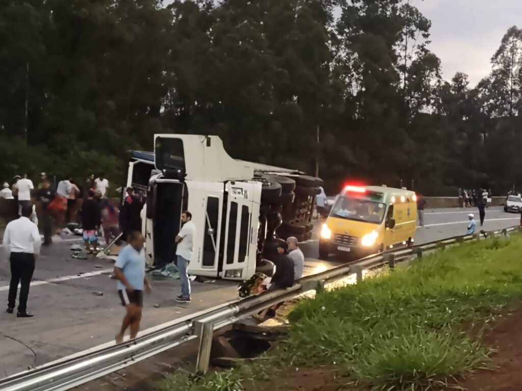 Carreta carregada de cerveja tomba e interdita totalmente Rodovia Fernão Dias, em Carmo da Cachoeira - Foto: Reprodução/Redes Sociais