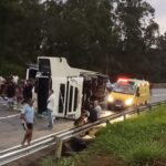 Carreta carregada de cerveja tomba e interdita totalmente Rodovia Fernão Dias, em Carmo da Cachoeira - Foto: Reprodução/Redes Sociais