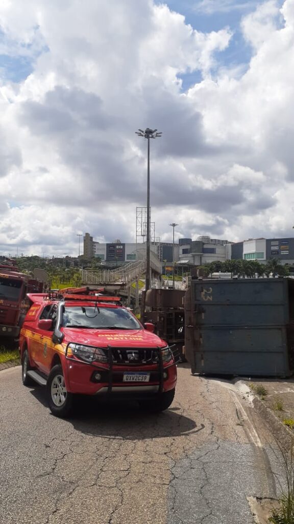 Caminhão tomba e motorista sofre traumatismo craniano no Anel Rodoviário de Belo Horizonte - Foto: Divulgação/CBMMG