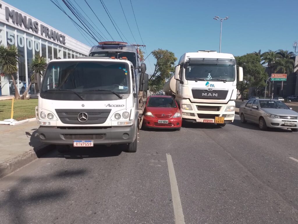 Mulher é socorrida ao ter carro prensado por caminhões na Avenida Antônio Carlos, em BH - Foto: Divulgação/CBMMG