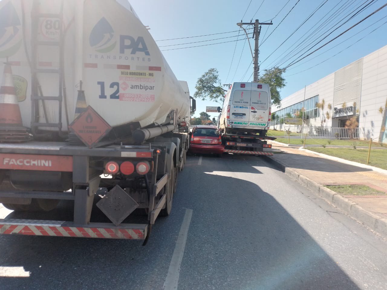 Mulher é socorrida ao ter carro prensado por caminhões na Avenida Antônio Carlos, em BH - Foto: Divulgação/CBMMG