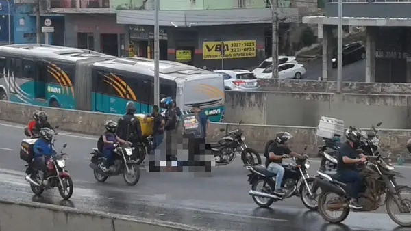 Batida entre carro e moto causa congestionamento na Avenida Cristiano Machado, em BH - Foto: Reprodução