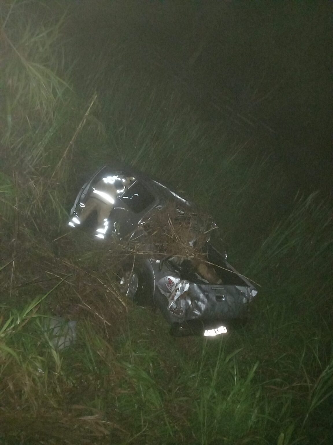 Caminhonete cai em ribanceira de 20 metros e família sai ilesa na BR-040 - Foto: Divulgação/CBMMG