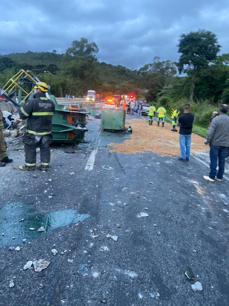 Duas pessoas ficam gravemente feridas após acidente de caminhão na BR-040, em Barbacena - Foto: Divulgação/CBMMG