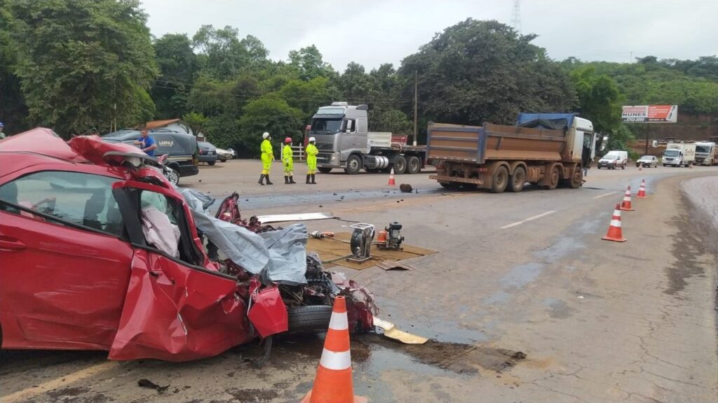 Homem morre após acidente entre carro e carreta na BR-040, em Congonhas - Foto: Divulgação/PRF