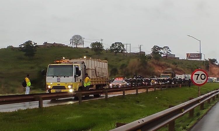 BR-040, em Ribeirão das Neves, é liberada após acidente com derramamento de óleo - Foto: Redes Sociais