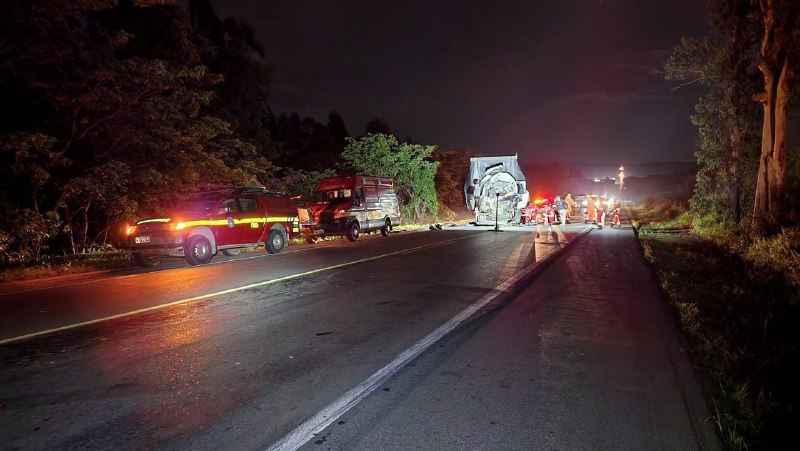 Motorista morre após acidente entre caminhões na BR-262, entre Nova Serrana e Bom Despacho - Foto: Divulgação/CBMMG
