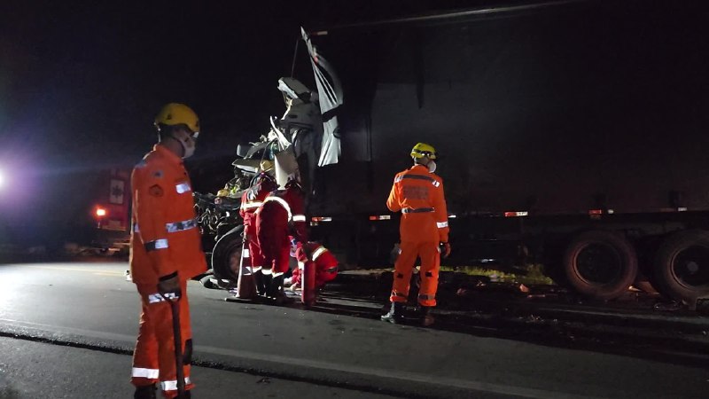 Motorista morre após acidente entre caminhões na BR-262, entre Nova Serrana e Bom Despacho - Foto: Divulgação/CBMMG