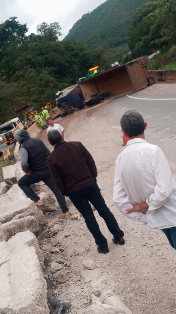 Carreta tomba e causa congestionamento na Fernão Dias, em Brumadinho - Foto: Reprodução/Redes Sociais