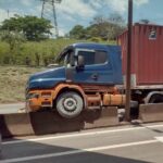 Carreta fica presa na mureta central na Rodovia Fernão Dias, em Contagem - Foto: Reprodução