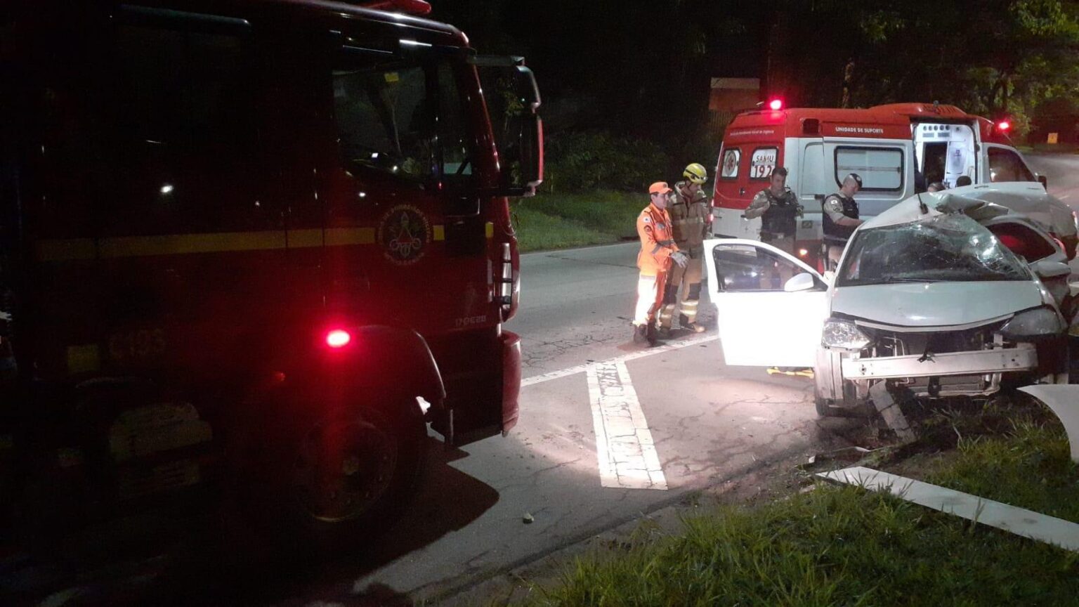 Carro bate em poste e motorista morre na BR-381, em Ipatinga Carro bate em poste e motorista morre na BR-381, em Ipatinga - Foto: Divulgação/CBMMG