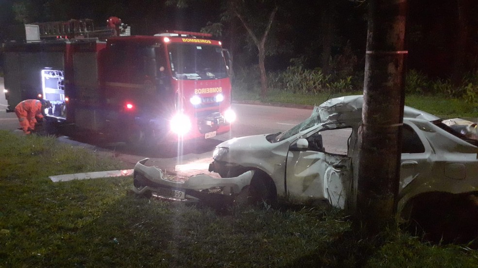 Carro bate em poste e motorista morre na BR-381, em Ipatinga - Foto: Divulgação/CBMMG