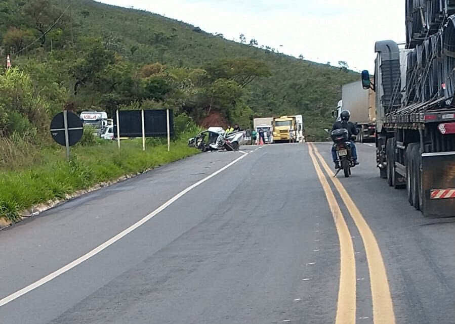 Batida entre caminhonete e carreta deixa homem morto em Sabará, na BR-381 - Foto: Reprodução/Redes Sociais