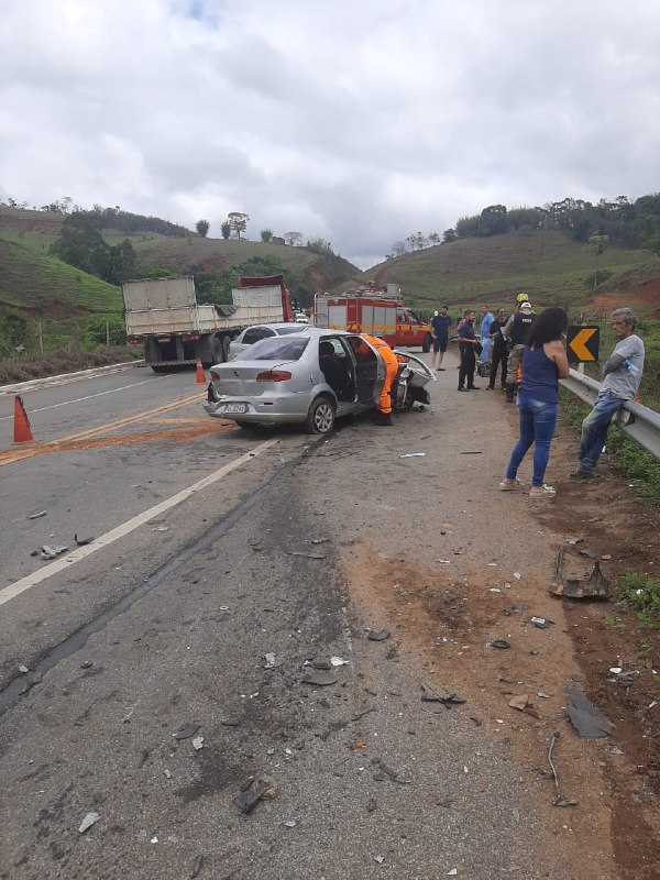 Homem morre e duas pessoas ficam feridas após colisão na BR-458, em Iapu - Foto: Divulgação/CBMMG