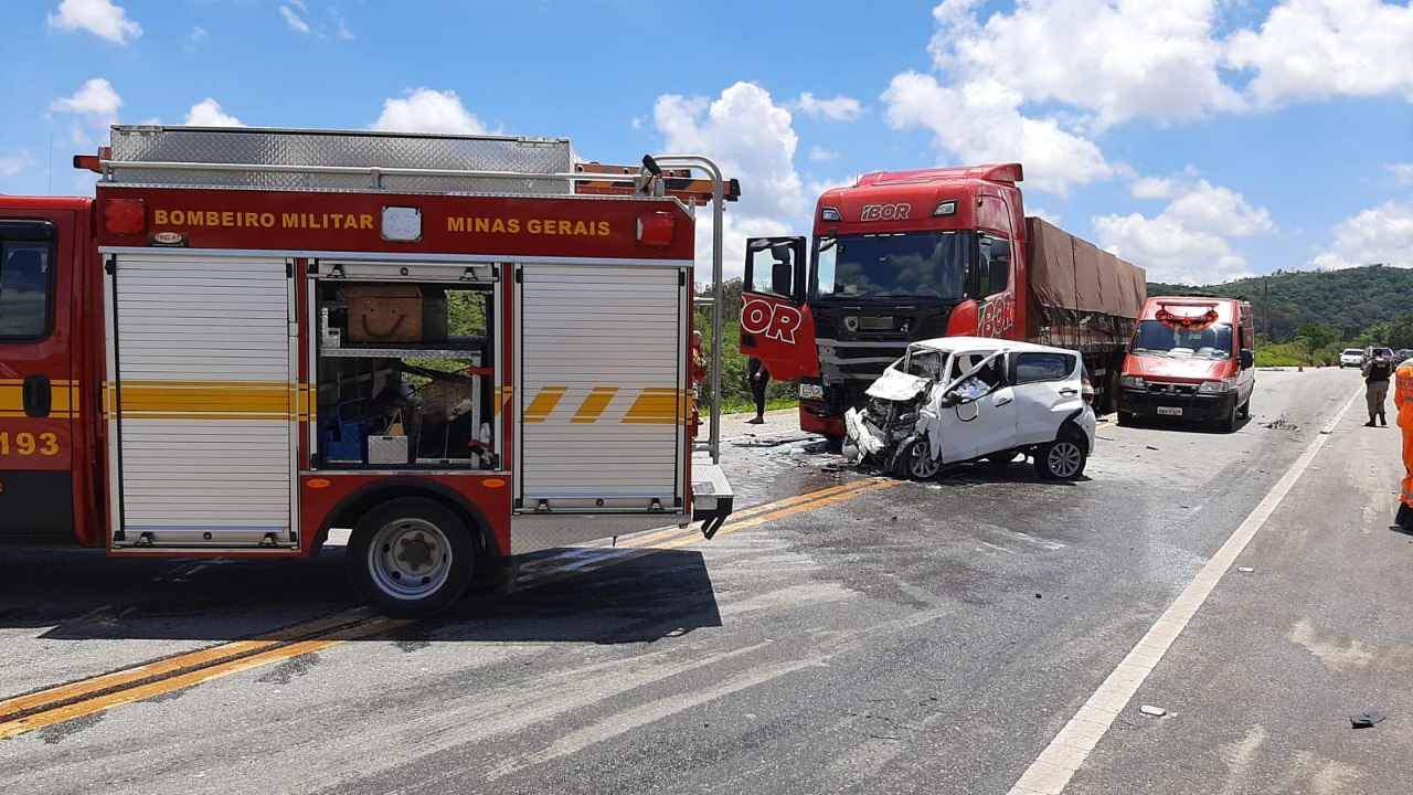 Homem morre após batida entre carro e carreta na BR-265, em Barbacena - Foto: Divulgação/CBMMG