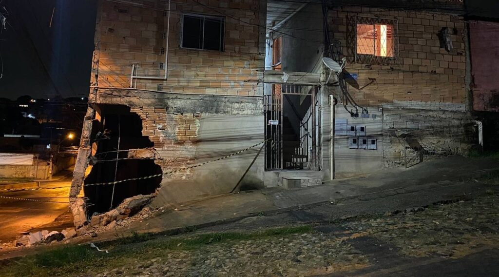 Caminhão de coleta de lixo bate contra casa no bairro São Benedito, em Santa Luzia - Foto: Divulgação/CBMMG