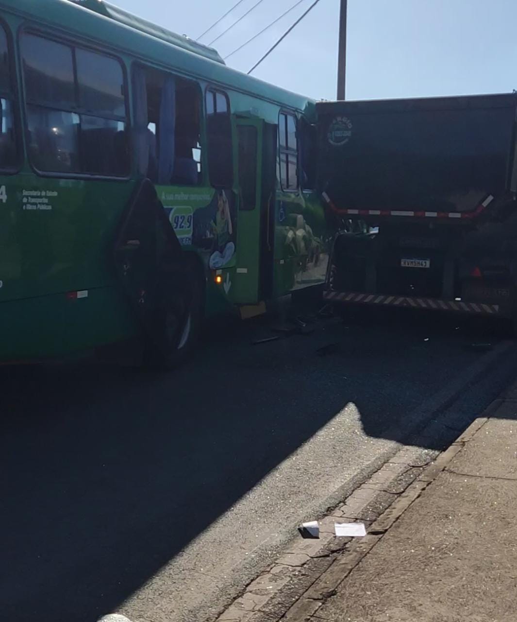 Acidente entre ônibus e carreta deixa feridos na Rodovia Fernão Dias, em Contagem - Foto: Reprodução/Por Dentro de Minas