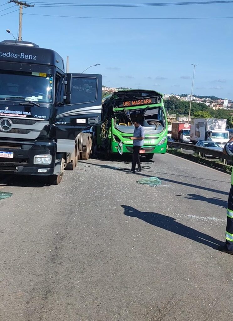 Acidente entre ônibus e carreta deixa feridos na Rodovia Fernão Dias, em Contagem - Foto: Reprodução/Por Dentro de Minas