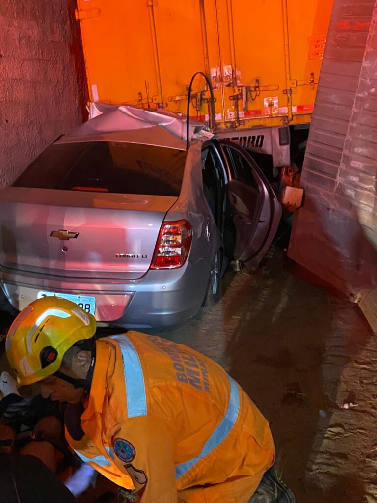 Cinco pessoas ficam feridas após carro invadir garagem dos Correios no bairro Goiânia, em BH - Foto: Divulgação/CBMMG