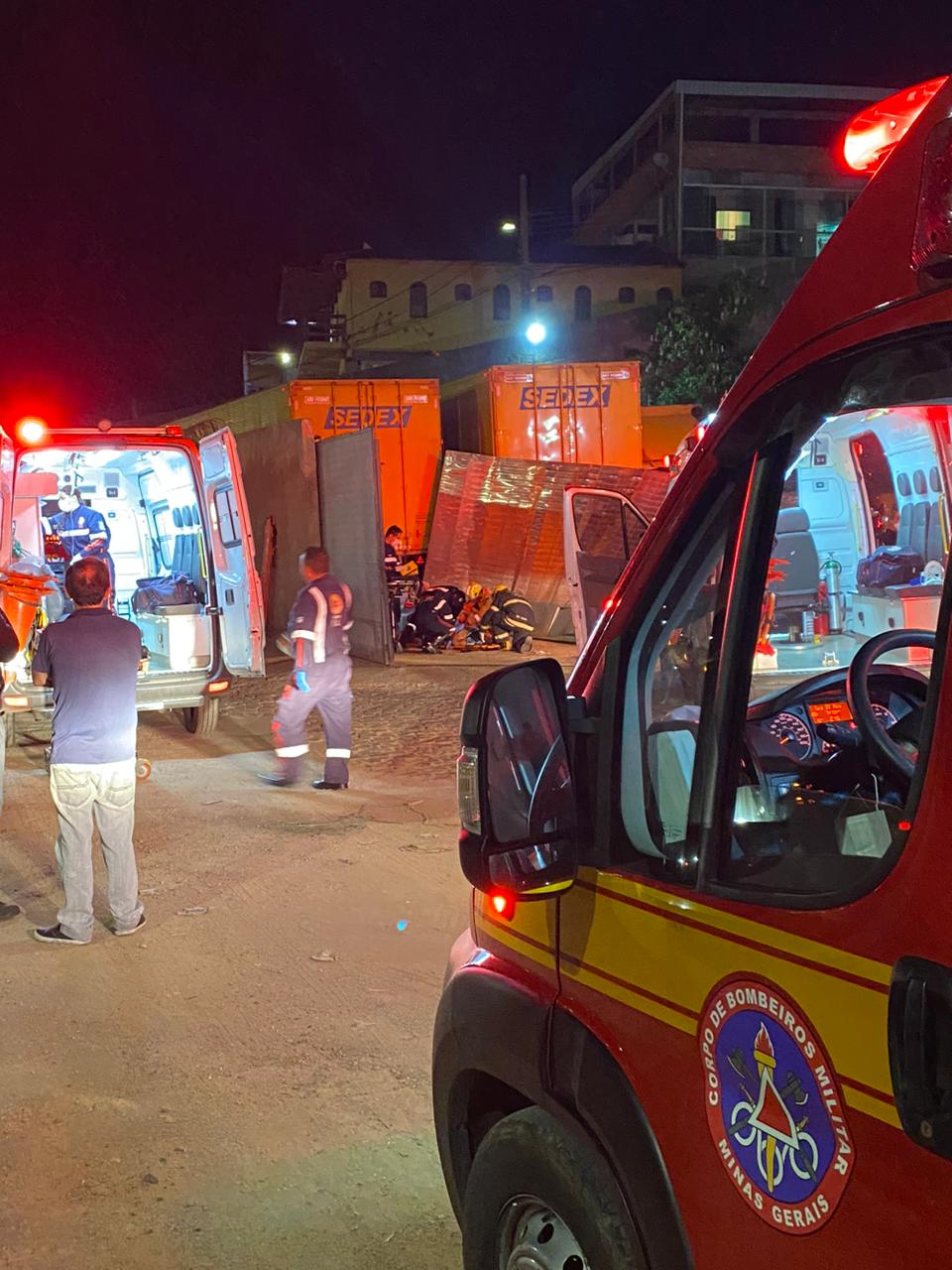 Cinco pessoas ficam feridas após carro invadir garagem dos Correios no bairro Goiânia, em BH - Foto: Divulgação/CBMMG