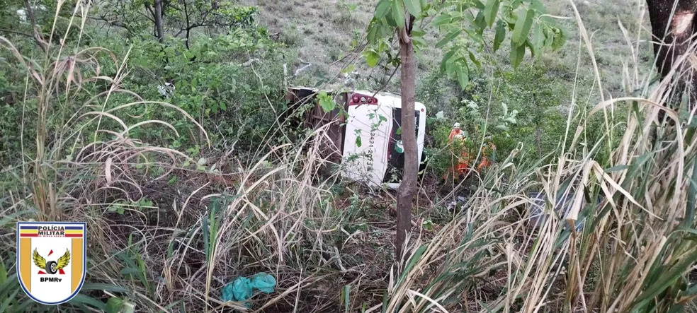 Duas pessoas morrem após micro-ônibus com pacientes de Serro capota na MGC-259, em Gouveia - Foto: Divulgação/Polícia Militar Rodoviária