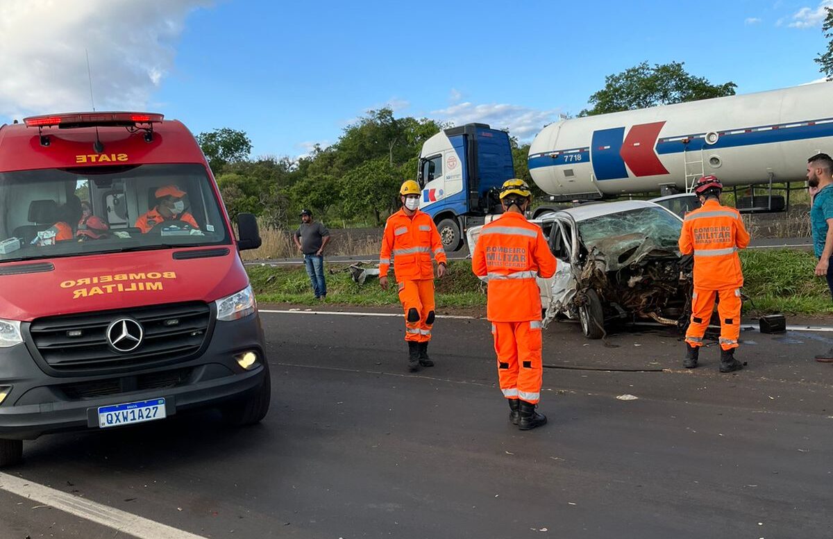 Quatro pessoas ficam feridas em batida entre carro e caminhão na BR-050, em Uberlândia - Foto: Divulgação/CBMMG