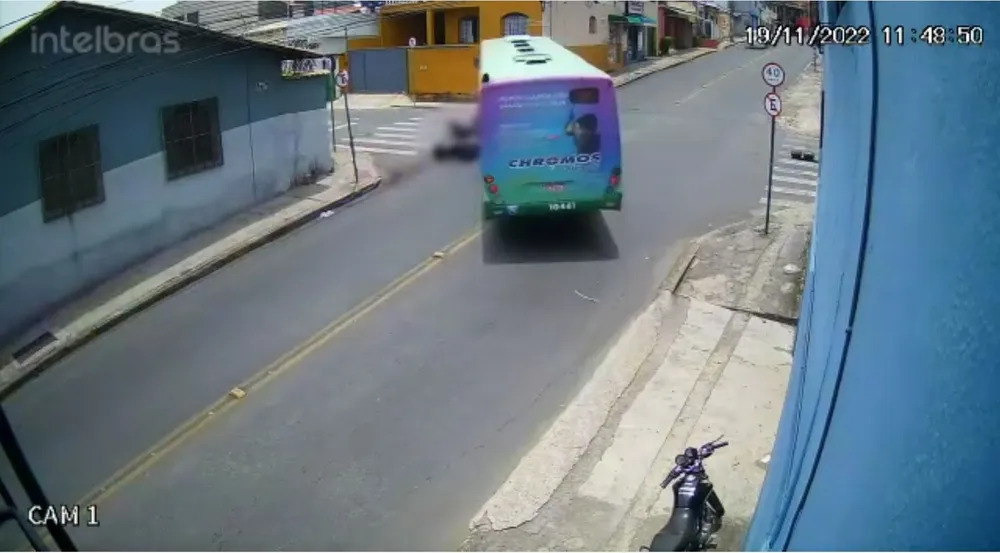 Garupa de motocicleta morre atropelada por ônibus no bairro São Tomaz, em BH - Foto: Reprodução