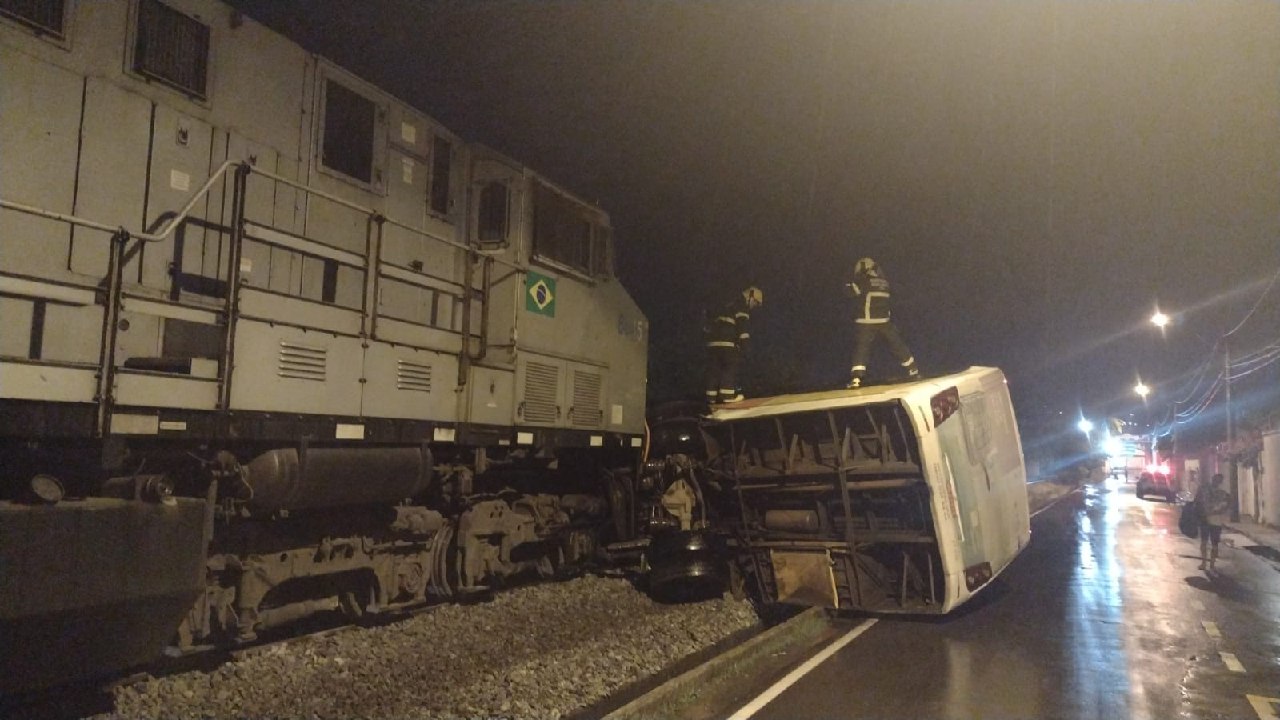 Trem arrasta ônibus e deixa pessoas feridas em Itaúna - Foto: Divulgação/CBMMG