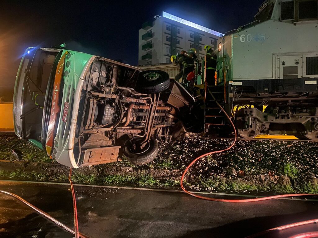 Trem arrasta ônibus e deixa pessoas feridas em Itaúna - Foto: Divulgação/CBMMG