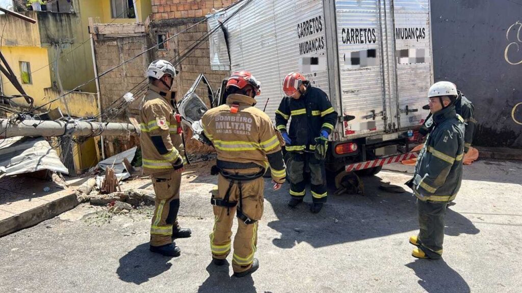 Caminhão desgovernado atropela e mata criança no bairro Vila Nova Esperança, em Santa Luzia - Foto: Divulgação/CBMMG