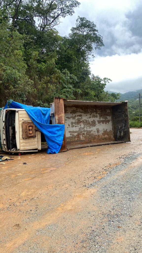 Caminhão tomba e motorista morre esmagado por caçamba em Santa Luzia - Foto: Divulgação/CBMMG