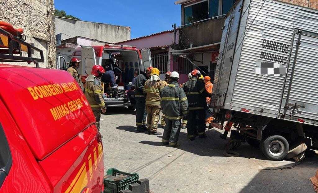 Caminhão desgovernado atropela e mata criança no bairro Vila Nova Esperança, em Santa Luzia - Foto: Divulgação/CBMMG