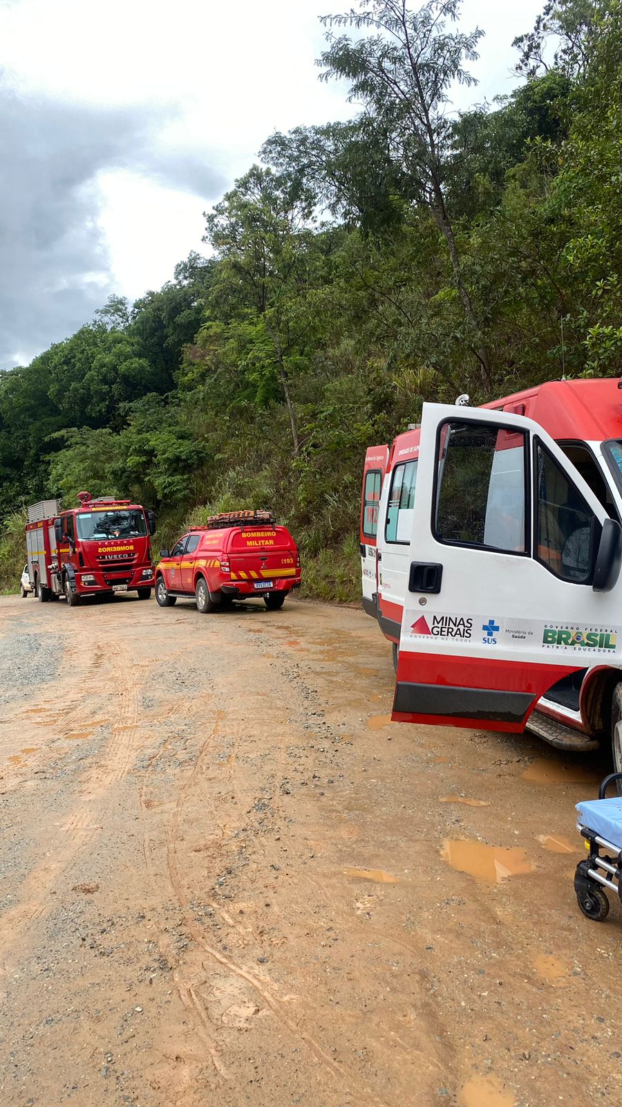 Caminhão tomba e motorista morre esmagado por caçamba em Santa Luzia - Foto: Divulgação/CBMMG