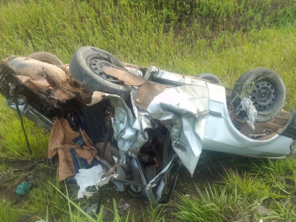 Caminhão passa por cima de carro e jovem é socorrido em estado grave na MG-424, em São José da Lapa - Foto: Divulgação/CBMMG
