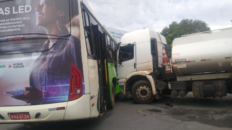 Duas pessoas ficam feridas após acidente entre ônibus e carreta em Sete Lagoas - Foto: Divulgação/CBMMG