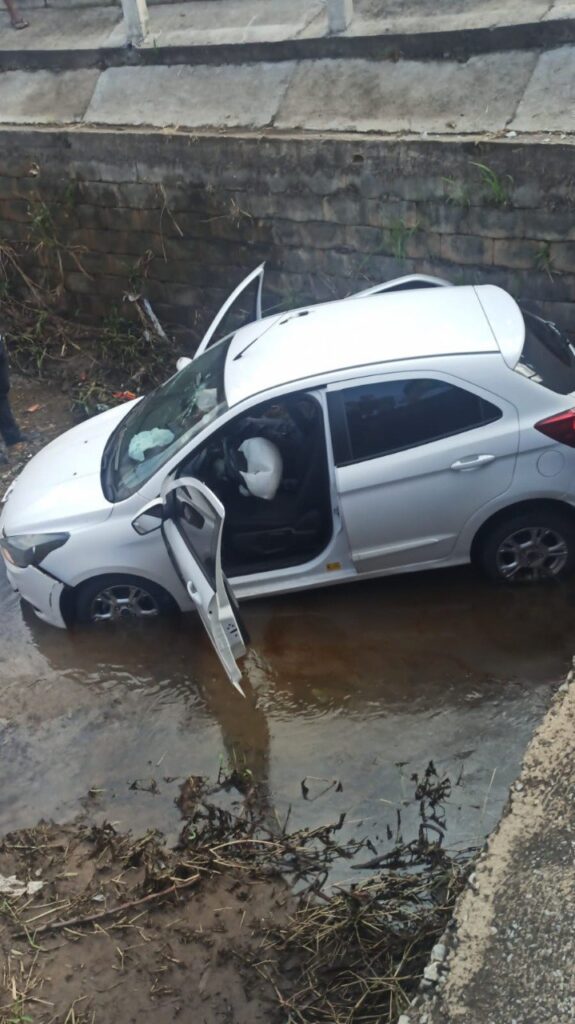 Carro cai dentro de córrego e mulher fica ferida na Avenida Nacional, em Contagem - Foto: Divulgação/CBMMG