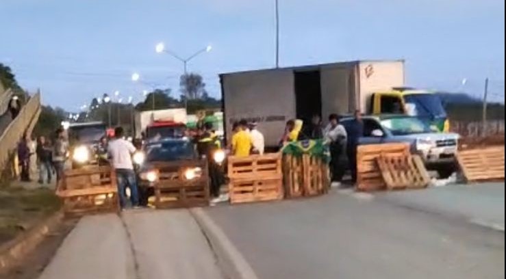 Caminhoneiros protestam e fecham rodovia BR-040, em Ribeirão das Neves - Foto: Reprodução/Redes Sociais