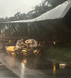 Motorista morre após colisão entre carro e carreta na BR-381, em São Gonçalo do Rio Abaixo - Foto: Reprodução/Redes Sociais