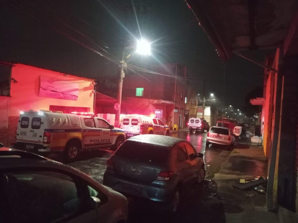 Homem e outros dois ficam feridos após tiroteio em bar no bairro Jardim das Alterosas, em Betim - Foto: Divulgação/PMMG