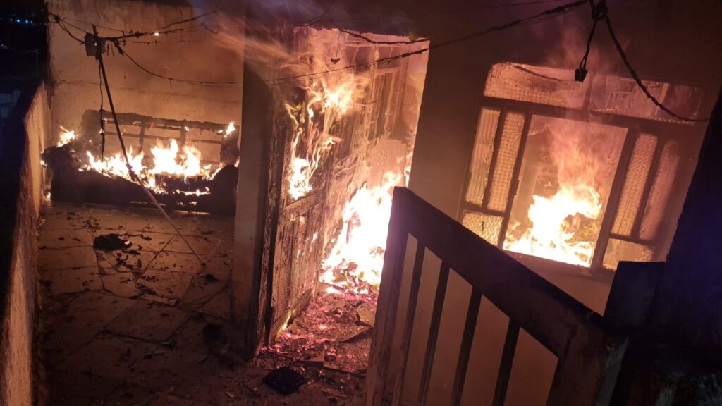 Homem é detido após atear fogo na casa de companheira após discussão em Poços de Caldas - Foto: Divulgação/CBMMG
