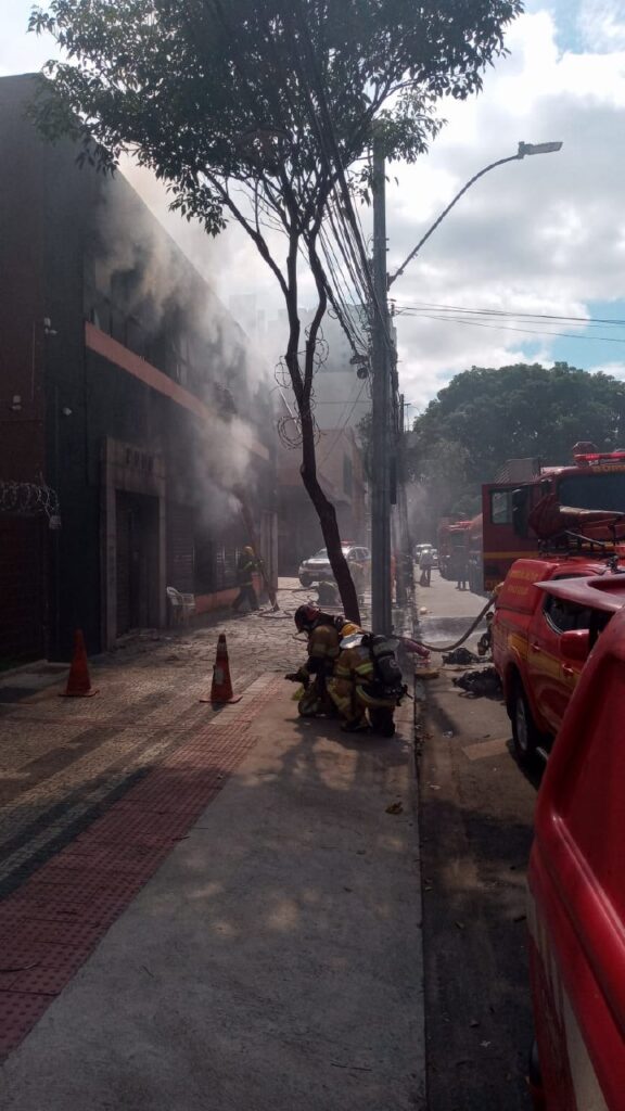 Bombeiros são mobilizados para combater incêndio em galpão na Avenida Augusto de Lima, em BH - Foto: Divulgação/CBMMG