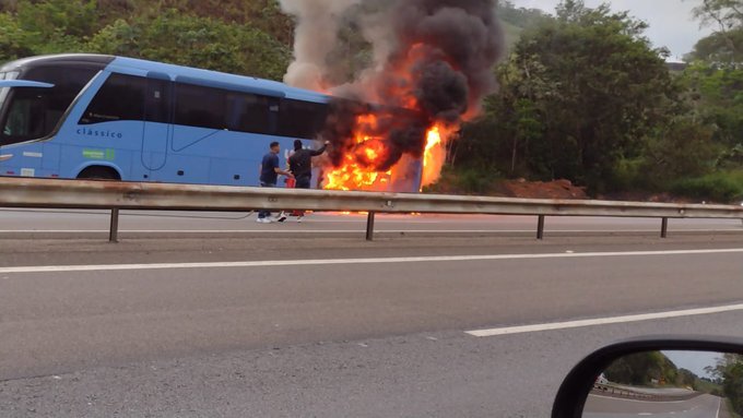 Ônibus com 21 passageiros pega fogo na BR-040, em Simão Pereira - Foto: Reprodução/Redes Sociais