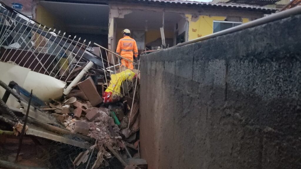 Muro desaba durante temporal de granizo e mata idoso em Piraúba (MG) - Foto: Divulgação/CBMMG