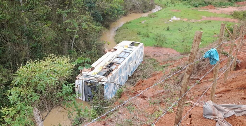 Ônibus escolar cai em ribanceira e deixa crianças feridas em Antônio Dias - Foto: Reprodução/Redes Sociais