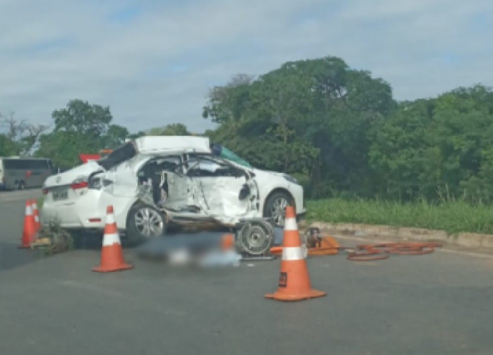 Pai, mãe e filha morrem após grave acidente entre carro e ônibus na BR-040 em Lagoa Grande - Foto: Reprodução