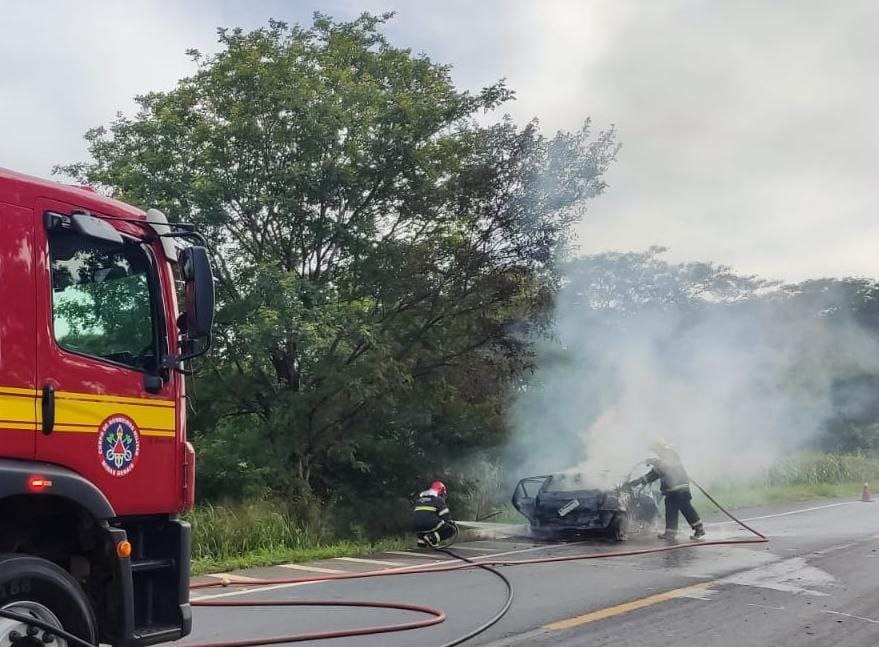 Mãe morre e filha fica ferida após carro pegar fogo em acidente na BR-135, em Bocaiuva - Foto: Divulgação/CBMMG
