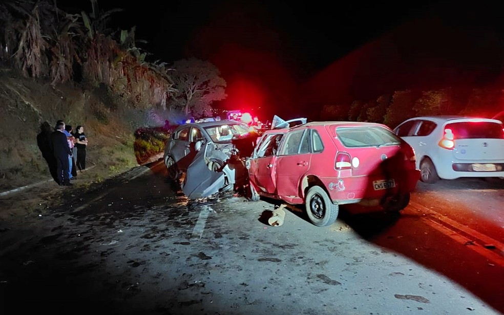 Casal morre após grave acidente entre carros na BR-146, em Muzambinho - Foto: Divulgação/Corpo de Bombeiros