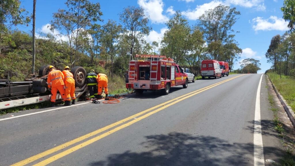 Motorista morre após caminhão tombar na BR-367, em Diamantina - Foto: Divulgação/CBMMG