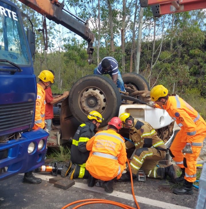 Motorista morre após caminhão tombar na BR-367, em Diamantina - Foto: Divulgação/CBMMG